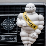 Michelin-Man  Michelin-ukko Volvon maskissa : 2016, Fujifilm XT-1, Loska-ajo, Ruovesi, Vetku, historia, kokoontuminen, kokoontumisajo, kuorma-auto, syksy, veteraaniauto