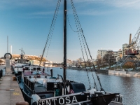 Sentosa  This kinda looks like a Dutch canal boat and certainly has an attractive anchol winch. : 2016, Christmas, Fujifilm XT-1, Joulu, Stockholm, Södermalm, Tukholma, kaupunki, town