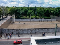 Wall reconstruction  This reconstruction shows how the wall looked like, with the inner wall, watch tower, death strip and outer wall right next to Bernauer Strasse. : 2016, Berliini, Berlin, Fujifilm, Germany, Saksa, digital image, historia, history, kaupunki, kesäloma, matka, summer holiday, town, travel