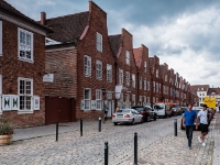 Dutch Quarter  The Dutch Quarter is equally popular with locals and visitors. It consists of 4 city blocks with about 150 red brick houses in a Dutch look – umplastered, with white joints, shutters and partially curved gables. This preserved architectural ensemble, unique in Europe, was built between 1734 and 1742 for Dutch workmen  who were brought to Potsdam by the Soldier King Frederick William I. Johann Boumann directed the building of the quarter. : 2016, Fujifilm, Potsdam, digital image, historia, history, kaupunki, kesäloma, matka, summer holiday, town, travel