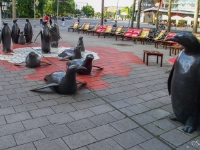 Penguins!  A lot of penguins. The presence of the penguins has a very serious and symbolic reason. Chemnitz has apparently the same shape as Antarctica and that similarity is a good opportunity to set up a group installation of them in town. This sculpture is created by Peter Kallfels in 2004 and there's 14 emperor penguins. : 2016, Canon, Chemniz, DDR, Germany, Karl-Marx-Stadt, LG, LG G3, Saksa, digital image, historia, history, kaupunki, kesäloma, matka, mobile phone, phone image, summer holiday, town, travel