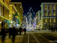 Aleksanterinkatu  Aleksi Christmas lights were still on. : 2017, Fujifilm XT-1, Helsinki, Helsinki Lux, Valokarnevaali, kaupunki, rakennus, talvi, väri