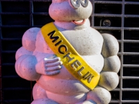Michelin-mies  Volvon keulakoristeena Michelin-mies : 2017, Fujifilm XT-1, Joroinen, Kevätpäiväntasaus-ajo, Vetku, auto, historia, kuorma-auto, liikenne, talvi