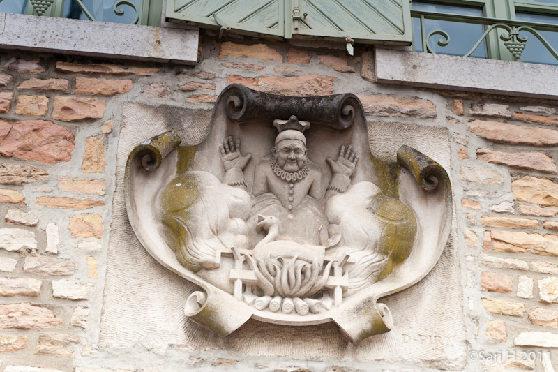 beaune_3.jpg - A relief near the great arch in Beaune