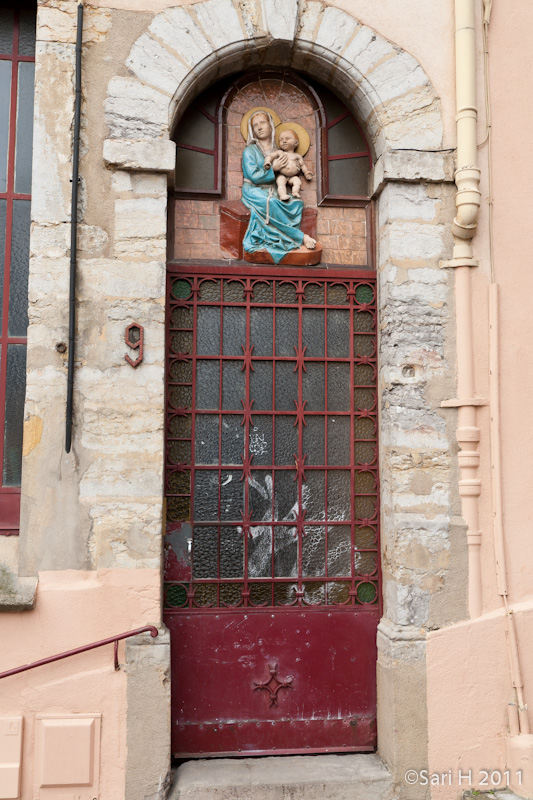 lyon-10.jpg - Door and relief