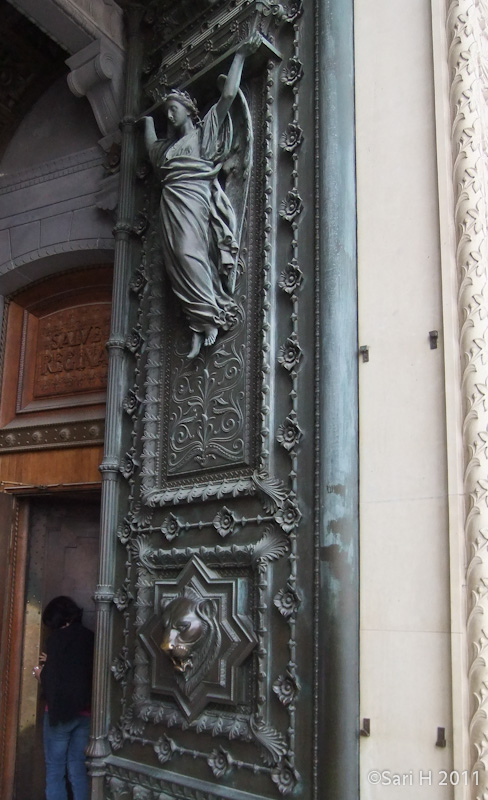 lyon-18.jpg - Fourvière basilica, front door