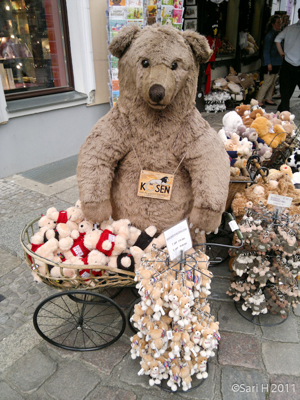 berlin-1.jpg - Kösen bear, bear is the symbol of Berlin. Kinda weird then that a few years ago when one was sighted near Berlin, they got hunters all over Europe to hunt down that poor bear.