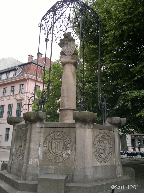berlin-2.jpg - Berlin bear statue