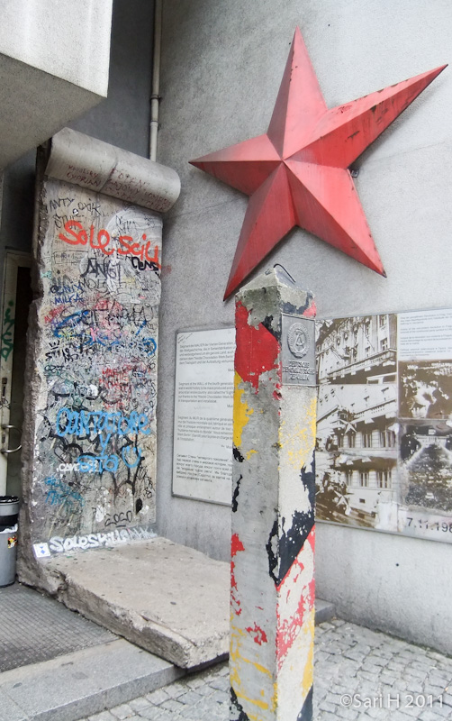 berlin-60.jpg - A piece of the Berlin Wall and Russian sector pole