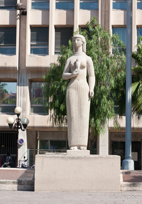 nizza-4.jpg - A statue at Place Masséna