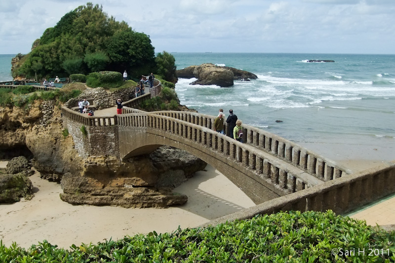 biarritz-25.jpg - A bridge leading to a small island, popular place for a stroll