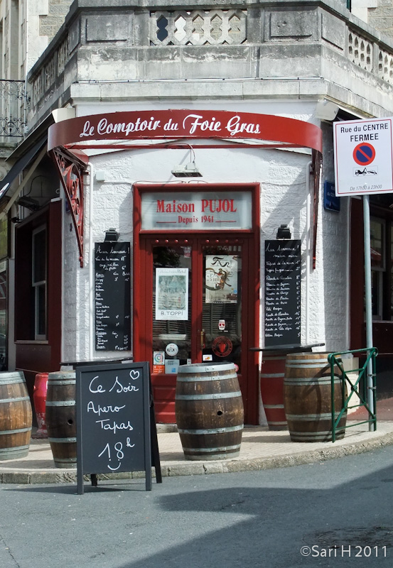 biarritz-33.jpg - A local bar