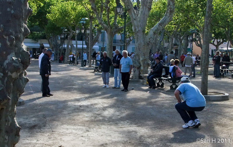 saint_tropez-1.jpg - Men playing pétanque in the park