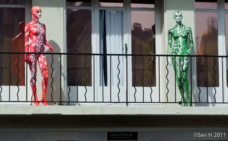 saint_tropez-16.jpg - Mannequins posing on the balcony