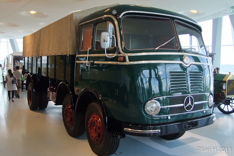 merc_museum-27.jpg - 1959 Mercedes-Benz LP 333 Pritschenwagen. It was nicknamed as the millipede because of its two steered front axles. 200 hp and 92 km/h top speed.