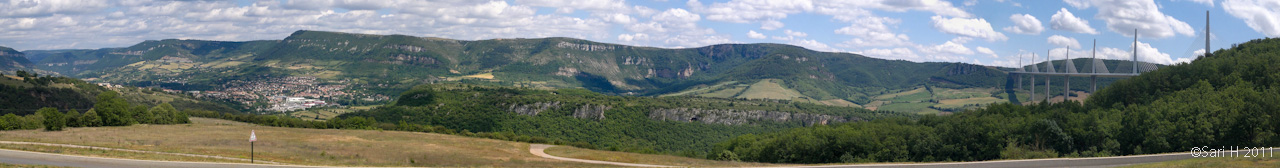 millau_pano.jpg - Millau and viaduct panorama