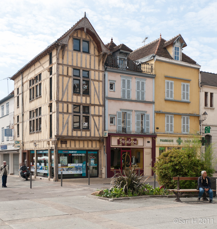 troyes-13.jpg - Old half-timbered houses of Troyes on Place Alexandre Israël