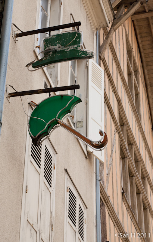 troyes-16.jpg - Umbrella and hat