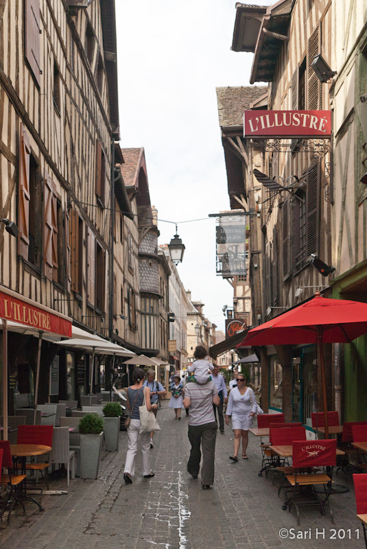 troyes-18.jpg - Half-timbered houses on rue Champeaux