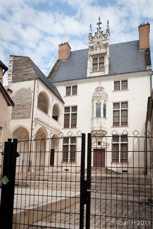 troyes-21.jpg - Hôtel Juvénal-des-Ursins, the original house was rebuilt in white stone after the great fire of 1524. The top window as taken from an earlier building.