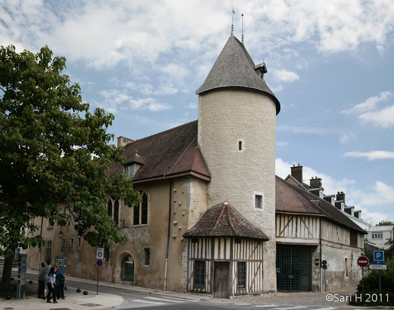 troyes-35.jpg - Hôtel du Petit Louvre, dates from the 13th century. Some very famous people have spent time here, like Jeanne D'Arc, Louis Budé and Charles de Choiseul-Praslin. In the 18th and 19th century it served as a post house.