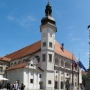 Maribor castle, which boasts several constructional and style periods, was been built by Emperor Friderik III between the years 1478 and 1483 for the purpose of fortifying the north eastern part of the town wall. The castle was in the course of time changed into a rich feudal residence.<br />On the right the Barqiue statue dedicated to St. Florian, the patron saint of fire, aquatic and natural catastrophes, and erected in the 18th century. The statue is said to protect the city from fires. 