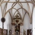 The Georgskirche (Georg's Church) is the Fortress's religious building. It was built in 1501/02. The monument shows the Archbishop Leonhard von Keutschach blessing the country, it is made of marble. The relief on the right above the entrance shows St. Christophorus. There are also thirteen marble reliefs inside the church which depict Jesus and the Apostles. The altar is from the 17th century and shows St. George, the dragon killer.