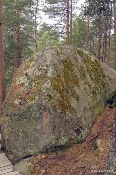 20060709_04.jpg - A bear den stone in Inari