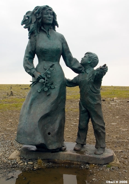 2006_07_08_19.jpg - Mother and child in Nordkapp