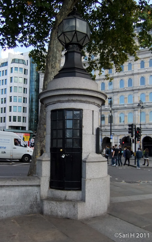 DSCF2858.jpg - World's smallest police station at Trafalgar square