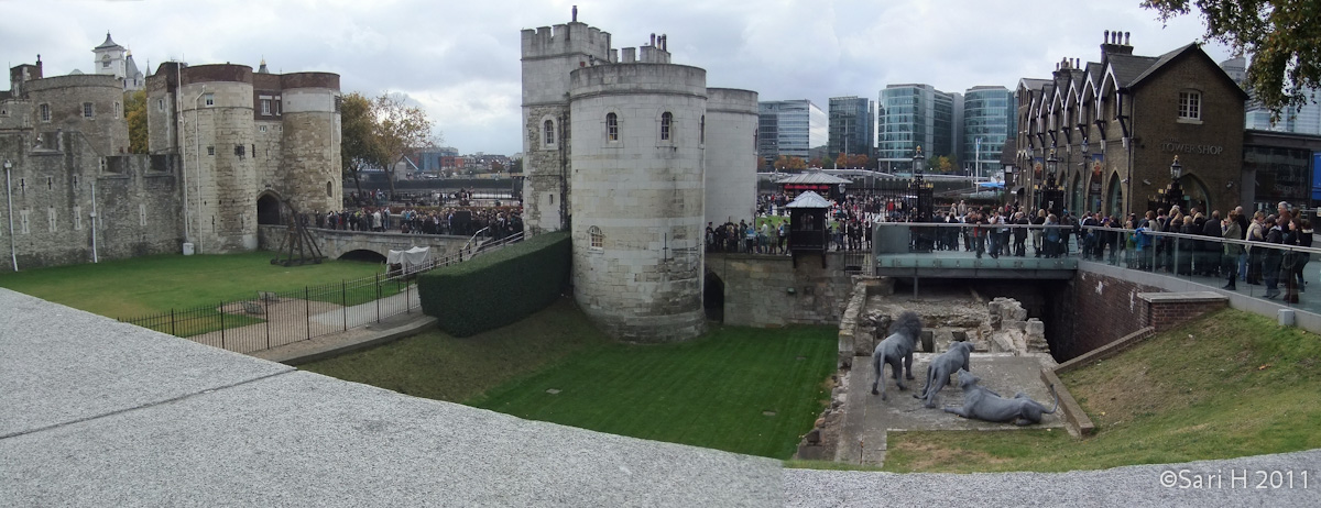 tower_of_london_gate-Edit.jpg - The Tower, current main gate and souvenir shop