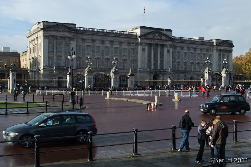 DSCF3587.jpg - Buckingham Palace. Originally known as Buckingham House, the building which forms the core of today's palace was a large townhouse built for the Duke of Buckingham in 1705. During the 19th century it was enlarged, principally by architects John Nash and Edward Blore, forming three wings around a central courtyard. Buckingham Palace finally became the official royal palace of the British monarch on the accession of Queen Victoria in 1837. The last major structural additions were made in the late 19th and early 20th centuries, including the East front which contains the well-known balcony on which the Royal Family traditionally congregate to greet crowds outside. (Wikipedia)