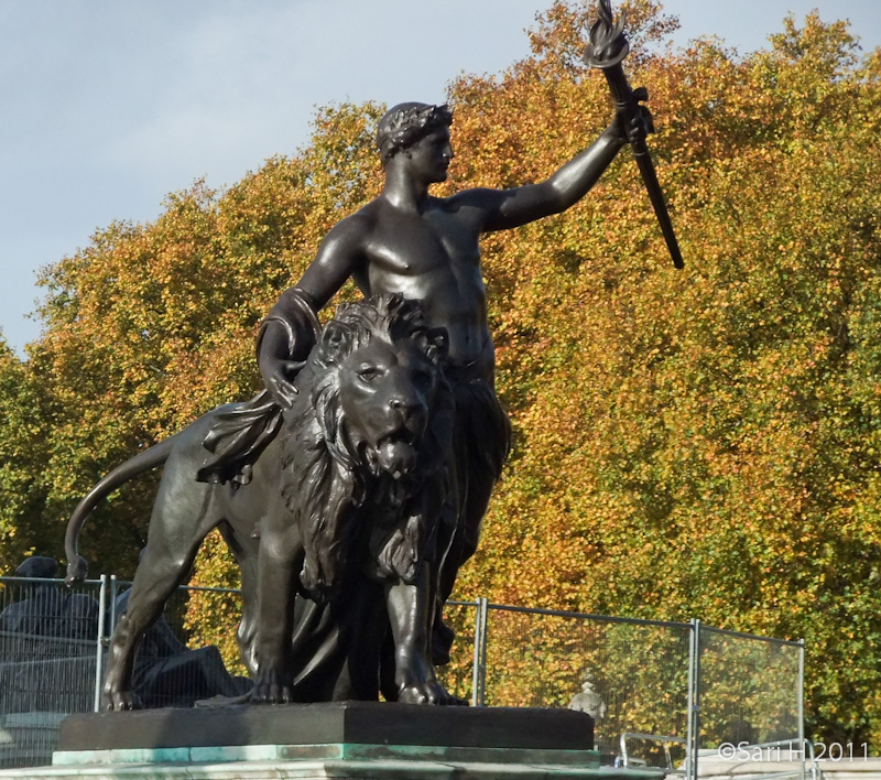 DSCF3593.jpg - A statue at the Buckingham Fountain in front of Buckingham Palace