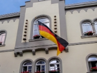 Das Radolfzeller Glockenspiel  Old school friends wanted to leave a mark in their hometown's history and decided to donate clocks for town hall. It plays at 10.05, 12.10, 15.05 and 20.05. 14 bells were installed in 2012. : 2016, Baden-Württemberg, DE, Fujifilm XT-1, Germany, Radolfzell am Bodensee, kaupunki, kesäloma, matka, summer holiday, town, travel