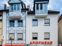 Schmidtengasse  Another oldish looking house, in the front is a Fool's well. : 2016, Baden-Württemberg, DE, Fujifilm XT-1, Germany, Radolfzell am Bodensee, kaupunki, kesäloma, matka, summer holiday, town, travel