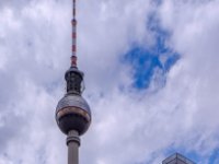 Alexanderplatz  In the front is  World Time Clock, a continually rotating installation that shows the time throughout the globe and in the back the TV-tower, the second tallest building in EU. : 2016, Berliini, Berlin, Fujifilm, Germany, Saksa, digital image, historia, history, kaupunki, kesäloma, matka, summer holiday, town, travel