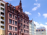 Nikolaiviertel  In the center is Kurfürstenhaus (Prince-elector's House), erected in 1897 at the site of an older building, where Elector John Sigismund of Brandenburg died on December 23, 1619. : 2016, Berliini, Berlin, Fujifilm, Germany, Saksa, digital image, historia, history, kaupunki, kesäloma, matka, summer holiday, town, travel