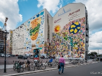 Colourful wall  This painting depicts the demonstation where Leipzigers took to the streets to protest communist rule in 1989. some 70,000 people marched peacefully and the berlin wall did indeed come down later that year. leipzig was the first place that desmonstrations took place but it spread to dresden and berlin as well. It is created by Michael Fischer on the wall of Hotel Marriott. : 2016, DEU, Fujifilm, Germany, LG G3, Leipzig, Sachsen, Saksa, digital image, historia, history, kaupunki, kesäloma, lLeipzig, matka, phone image, summer holiday, town, travel