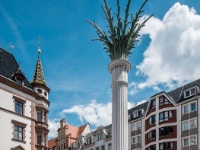 St Nicholas' Column  The Prayers for Peace at St Nicholas' Church were the starting point from which the protestors spread out into the city in 1989. A column crowned with palm fronds from the church nave was reproduced in the churchyard by Leipzig artist Andreas Stötzner. The project symbolically commemorates the movement of the democracy demonstrators from the church into the public sphere. : 2016, DEU, Fujifilm, Germany, LG G3, Leipzig, Sachsen, Saksa, digital image, historia, history, kaupunki, kesäloma, lLeipzig, matka, phone image, summer holiday, town, travel