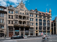 Thomaskirchhof  The building on the right is built in 1904 by Franz Ebert, designed by architects Schmidt & Johlige. In 1990, Commerzbank acquired it and until 1994 it was extensively renovated as its Leipzig headquarters. The architect A. Conrad built the other elaborate house in the center in 1903. : 2016, DEU, Fujifilm, Germany, LG G3, Leipzig, Sachsen, Saksa, digital image, historia, history, kaupunki, kesäloma, lLeipzig, matka, phone image, summer holiday, town, travel