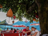 Lunchtime  People having lunch in a lakeside terrasse. : 2016, AUT, Austria, Fujifilm, Hallstatt, Itävalta, LG G3, Oberösterreich, UNESCO, digital image, historia, history, kaupunki, kesäloma, phone image, summer holiday, town