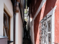 Narrow alley  Very very very very narrow alley in Hallstatt. : 2016, AUT, Austria, Fujifilm, Hallstatt, Itävalta, LG G3, Oberösterreich, UNESCO, digital image, historia, history, kaupunki, kesäloma, phone image, summer holiday, town