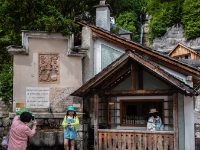 Löckerbrunnen  Tourists posing in front of an old fountain in Hallstatt. : 2016, AUT, Austria, Fujifilm, Hallstatt, Itävalta, LG G3, Oberösterreich, UNESCO, digital image, historia, history, kaupunki, kesäloma, phone image, summer holiday, town