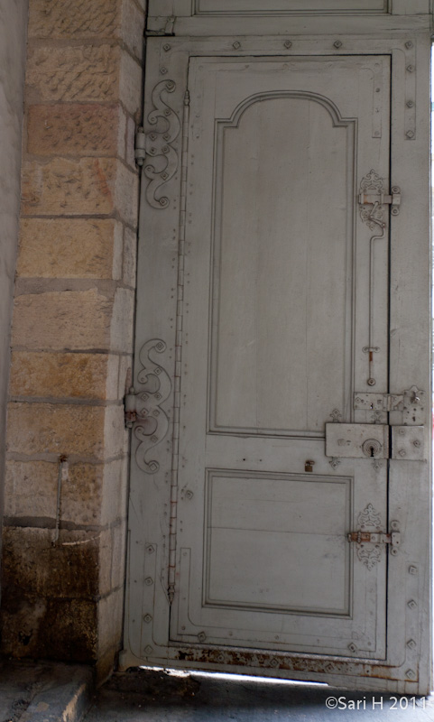 dijon-28.jpg - An old door at Palais Ducal