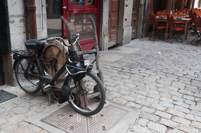 lyon-29.jpg - Ancient moped