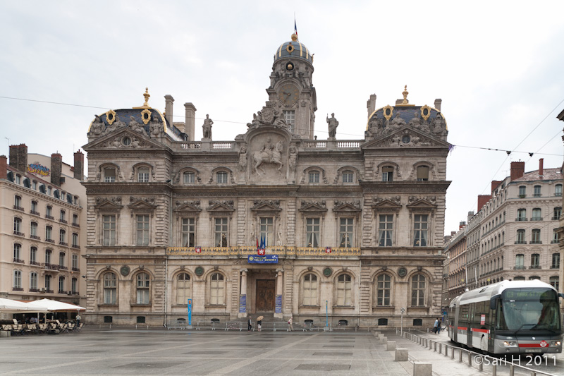 lyon-4.jpg - Lyon city hall, built in the 17th century. The most notable feature of this facade is the sculpture representing King Henri IV on horseback.