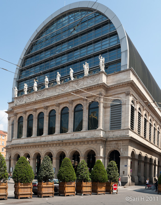 lyon-41.jpg - The Opera, the 1826 theatre built by Chenavard and Pollet was completely redesigned by Jean Nouvel who kept only the façades and the foyer on the first floor. The building was reopened in 1993.