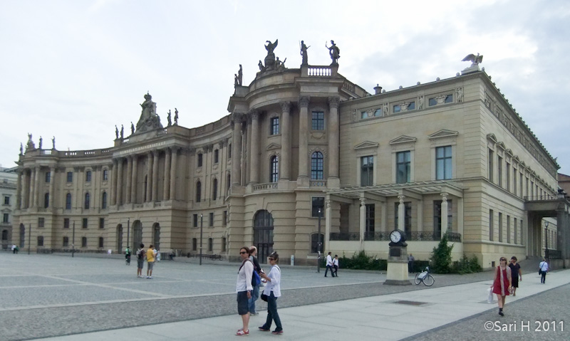 berlin-17.jpg - Alte Bibliothek, the Old Library (former Königliche Bibliothek, „Kommode“. The library was built from 1775 to 1780 in the Baroque style to a draft of the Austrian architect Joseph Emanuel Fischer von Erlach. Since 1914 the building houses the Faculty of Law of the Humboldt University.