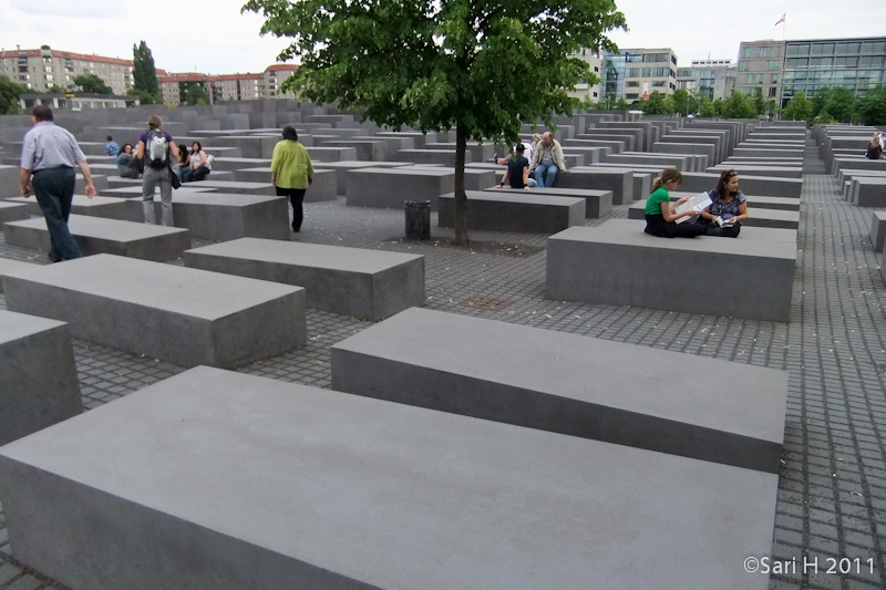 berlin-24.jpg - Denkmal für die ermordeten Juden Europas, A memorial for Jewish Holocaust victims, designed by architect Peter Eisenman and engineer Buro Happold. It consists of a 19,000 square metres. Building began on April 1, 2003 and was finished on December 15, 2004. It was inaugurated on May 10, 2005