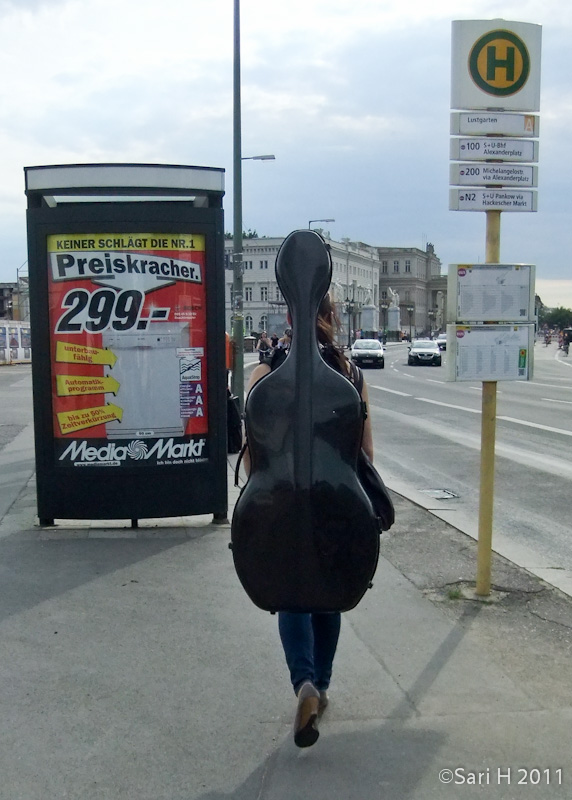 berlin-9.jpg - Walking cello